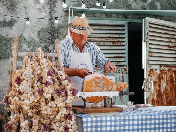 Wine and Garlic Feast in Nova vas